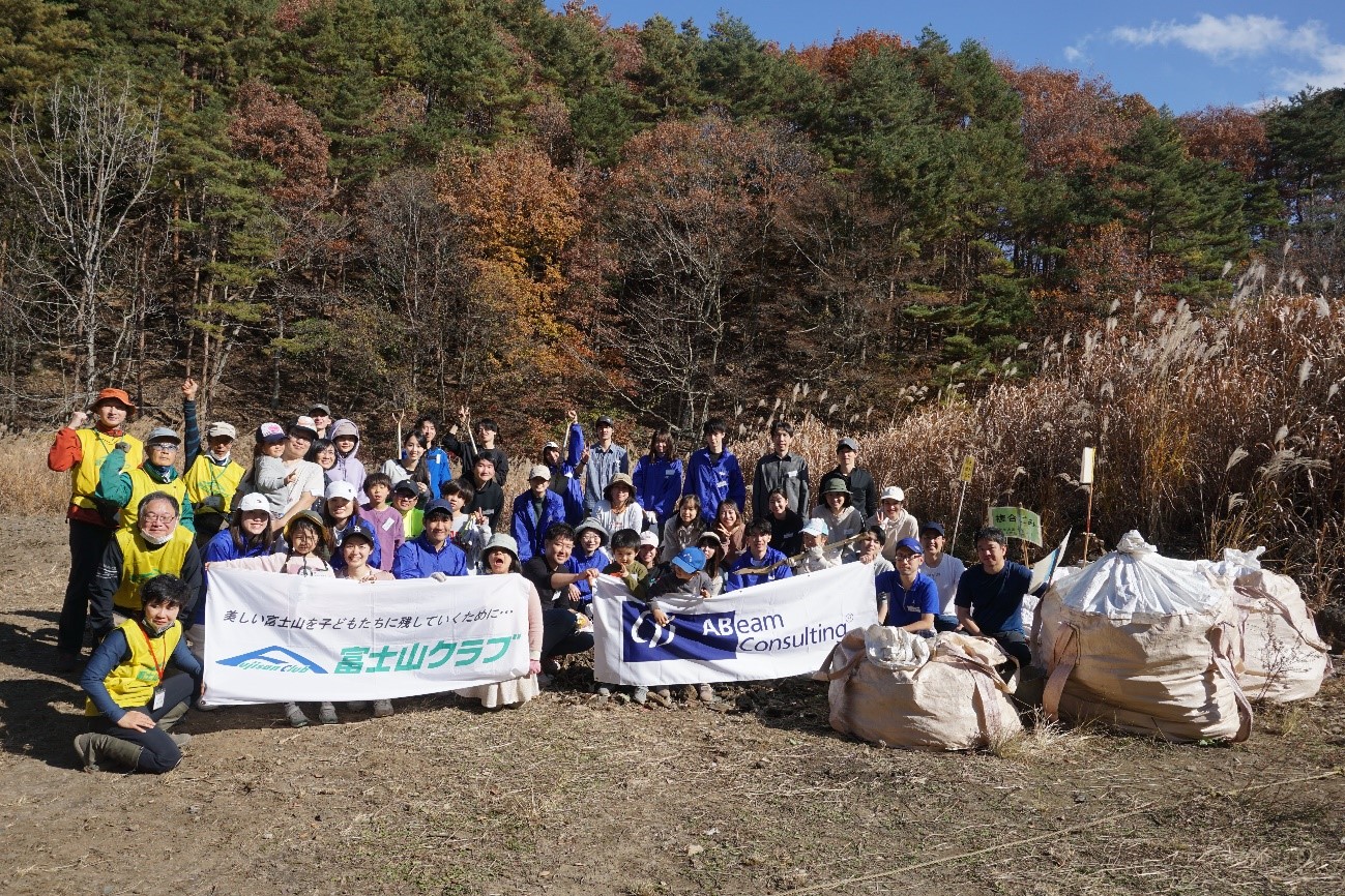 富士山における環境保全活動＆ワークアウトを実施し、45名が参加