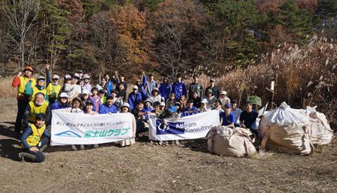 富士山における環境保全活動＆ワークアウトを実施し、45名が参加〜認定NPO法人　富士山クラブ協力のもと、不法投棄現場の清掃活動を実施～