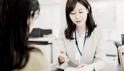 受付の女性
