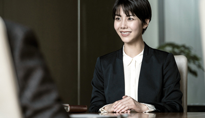 女性が会議室で面談する様子