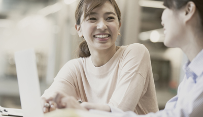オフィスで仕事をする女性たち