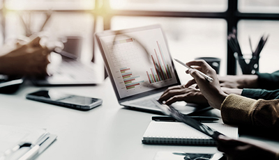 パソコンを見ながら検討している様子