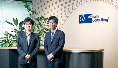 株式会社Finatext 取締役 クレジット事業責任者の大澤和明氏と、アビームコンサルティング 金融ビジネスユニット ダイレクターの上條洋