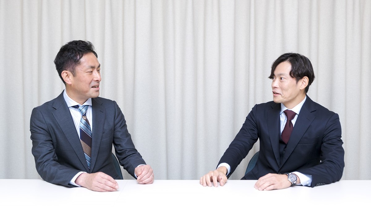 アビームコンサルティングの淺見伸之と、マーサージャパンの江口智彬氏