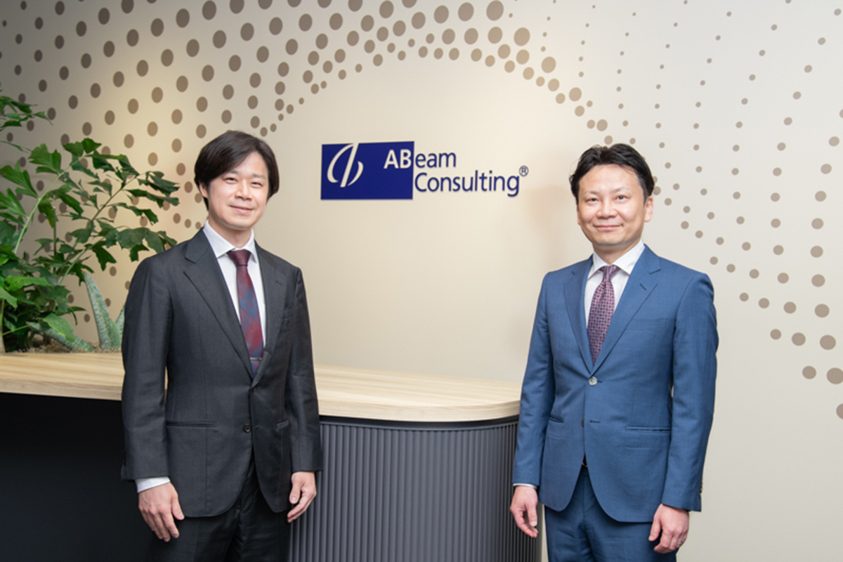 株式会社BizMed Consulting 代表取締役 安田英俊氏と、アビームコンサルティング ダイレクター 鈴木将史