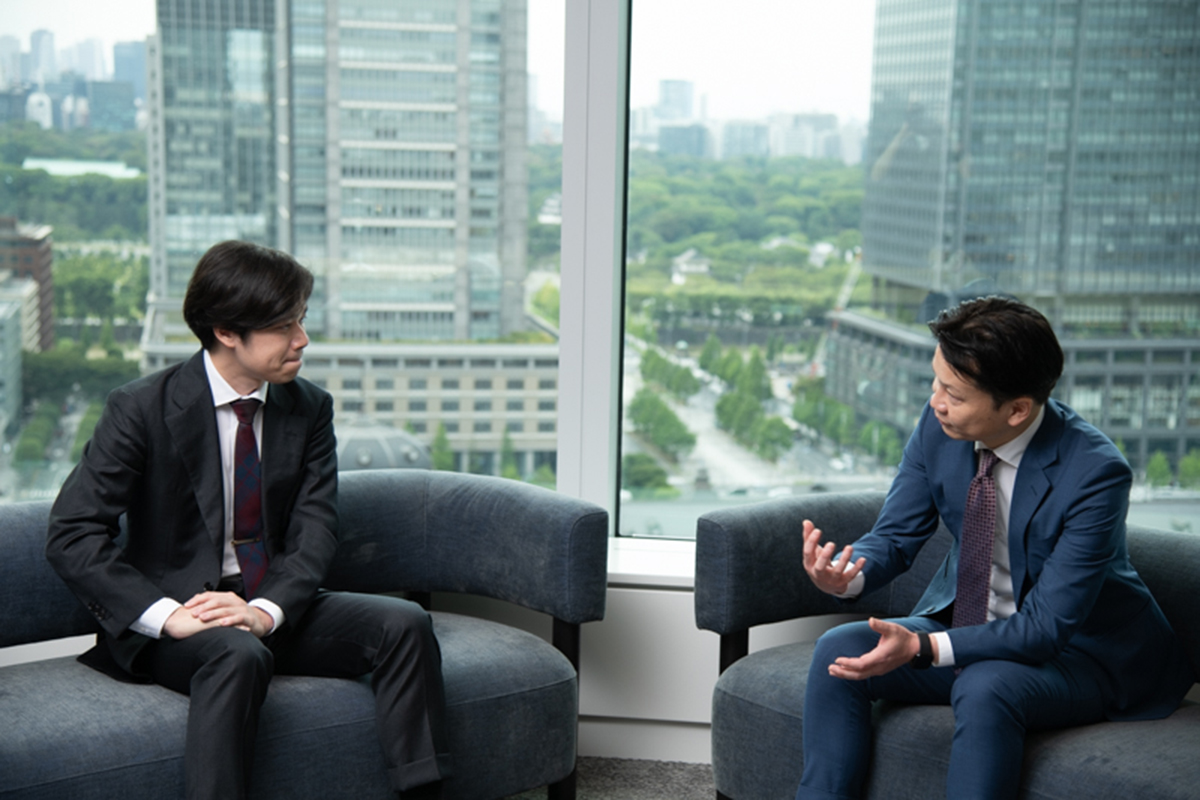 株式会社BizMed Consulting 代表取締役 安田英俊氏と、アビームコンサルティング ダイレクター 鈴木将史