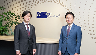 株式会社BizMed Consulting 代表取締役 安田英俊氏とアビームコンサルティング ダイレクター 鈴木将史