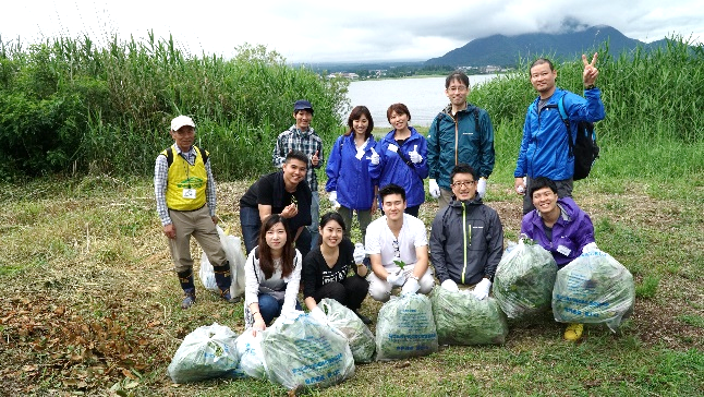 7/6 富士山での環境活動に69名が参加 〜環境NPO「富士山クラブ」の協力のもと、侵略的外来種駆除活動を実施〜